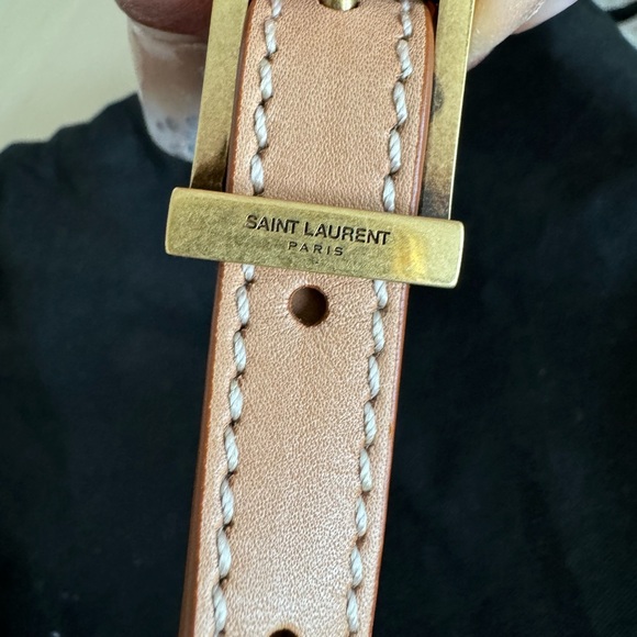 SAINT LAURENT
Smooth Calfskin Le 5 A 7 Vertical
Hobo 
crossbody Tan / Gold - Picture 4 of 16